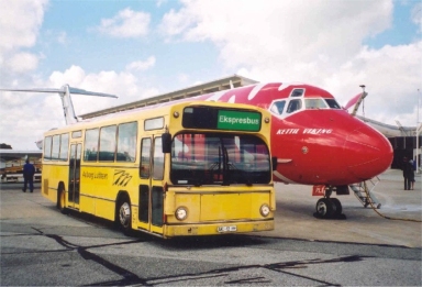 Volvo B10R-bus og fly i Aalborg Lufthavn
